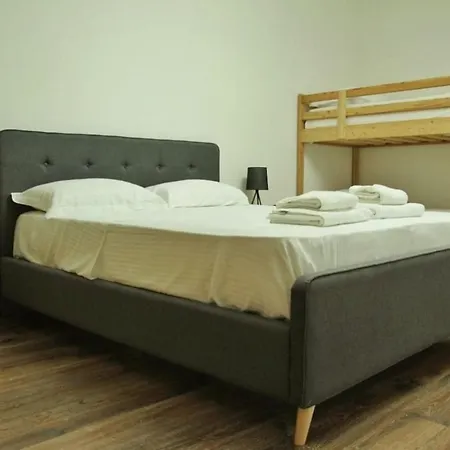 Marias In Blloku, * Tirana