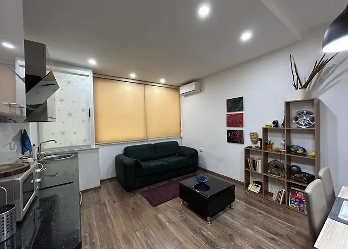 Marias In Blloku, Tirana